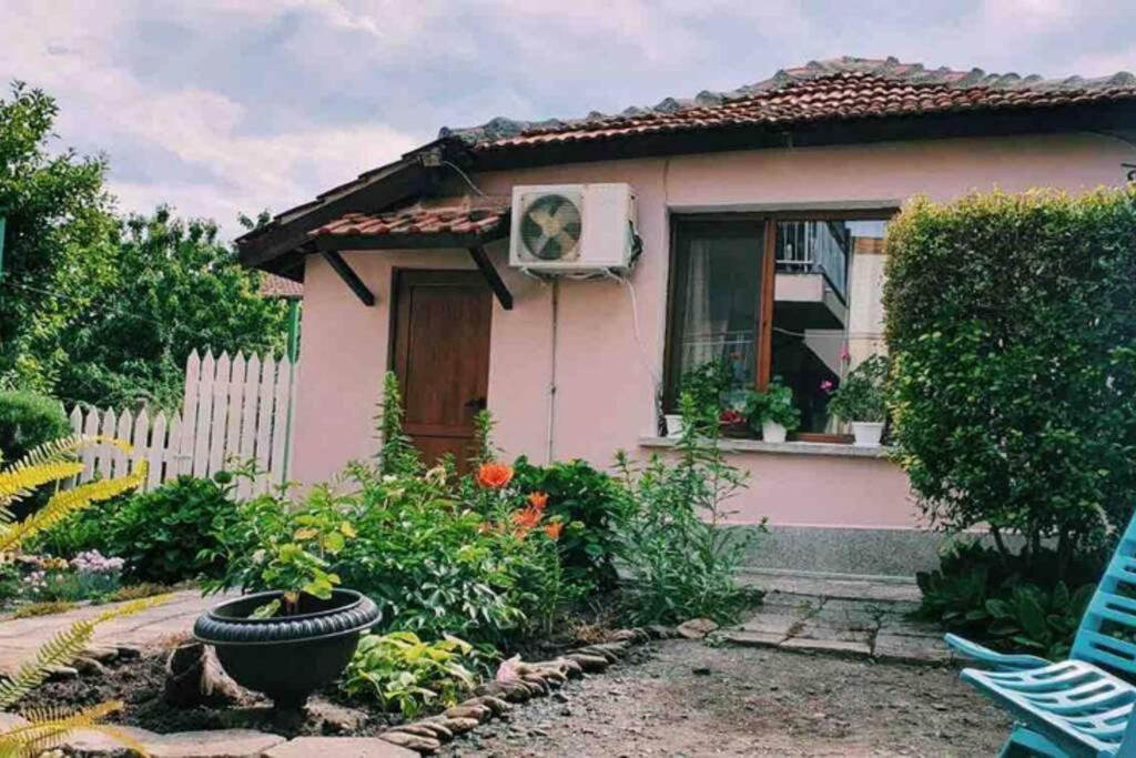 Cute Little House With A White Picket Fence Villa Burgas Luaran gambar