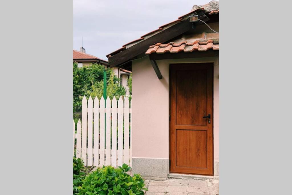 Cute Little House With A White Picket Fence Villa Burgas Luaran gambar